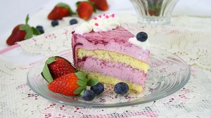 Tort cu mousse de iaurt si fructe de padure/ Berries cake with yogurt mousse