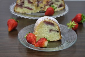 Strawberry bundt cake/Chec umed cu capsuni